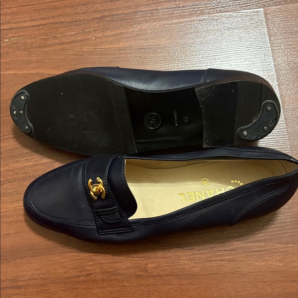 Elegant navy Chanel Leather Loafers - Picture 3 of 5